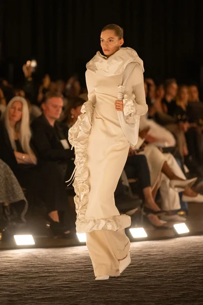 Look 16